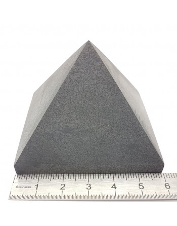 Pyramide Shungite 6cm proposée par Gaiance Minéraux