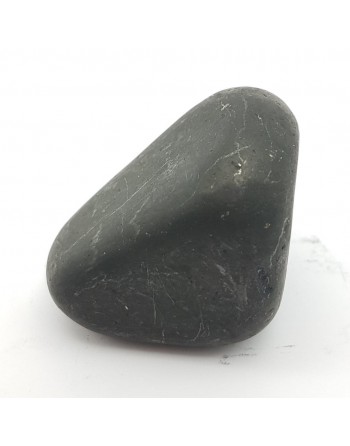 Shungite, pierre roulée mat proposée par Gaiance Minéraux