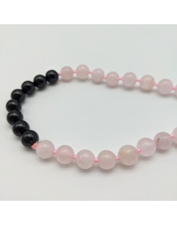 Mala en perles naturelles de quartz rose et agate noire proposé par Gaiance Minérau
